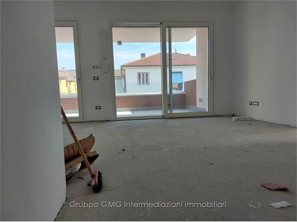 3 LOCALI CON TERRAZZO